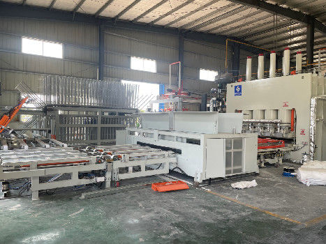 satın al MDF Yapma Makinesi Tahta Sıcak Baskı Otomatik Kısa Döngülü Laminasyon Üretim hattı online manufacture