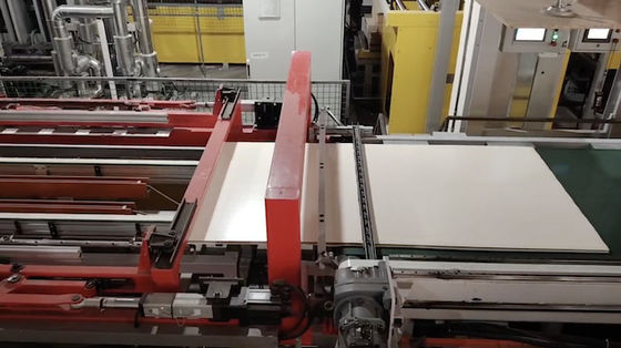 MDF karton kısa döngü baskı Otomatik hat sıcak baskı Çakıştırma için 1800 ton